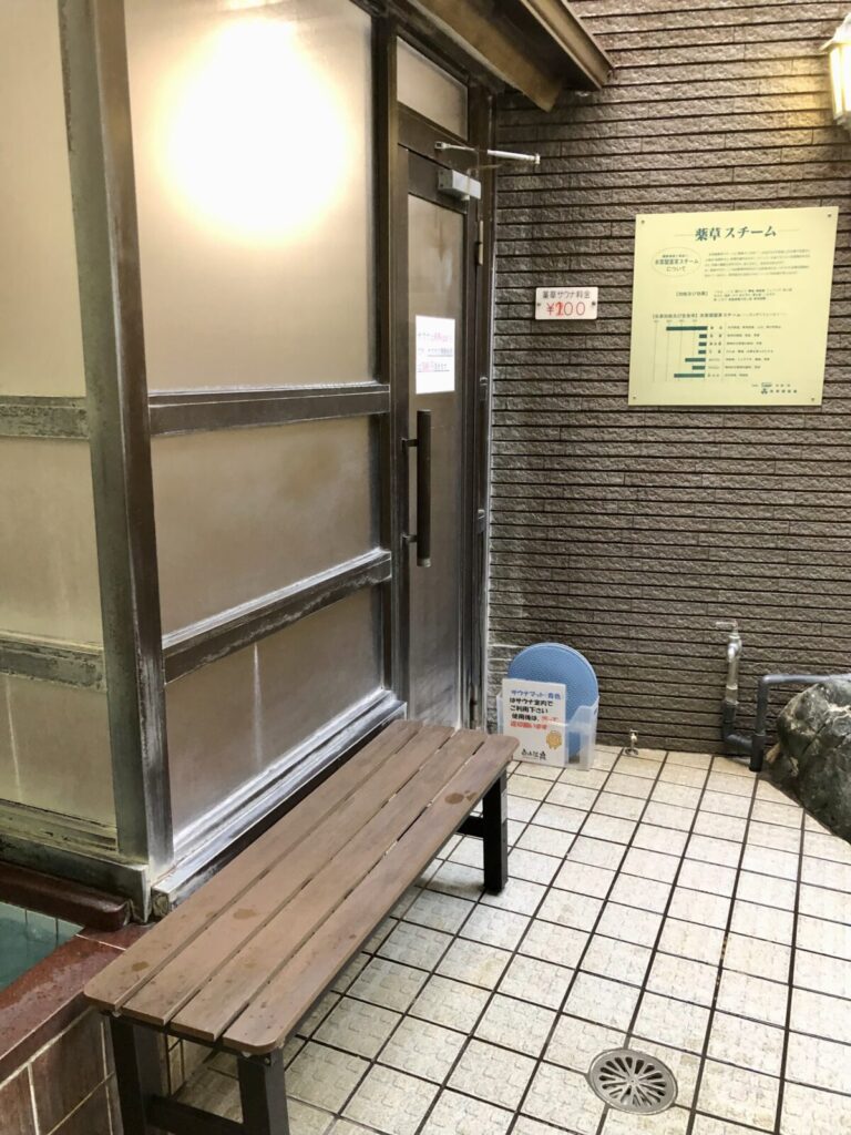 白山温泉男湯スチームサウナ入口ベンチ画像
